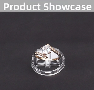 Dettaglio dell'anello alla moda in oro rosa con zircone rotondo e design incrociato