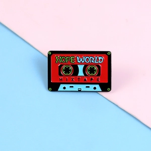 Broche émaillée cassette rouge rétro avec texte Hope World sur fond bicolore