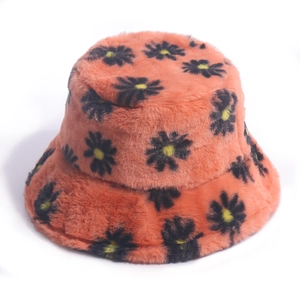 Dettaglio del cappello alla pescatora arancione corallo con stampa di margherite in peluche