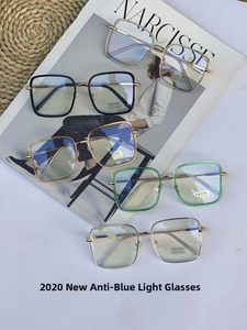 Vista piatta di occhiali quadrati anti-luce blu in cinque colori su una rivista di moda
