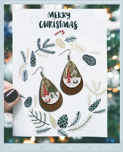 Détail du motif de gnome festif sur des boucles d'oreilles en cuir en goutte