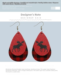 Gros plan de boucles d'oreilles en cuir double couche en forme de larme avec élan et carreaux
