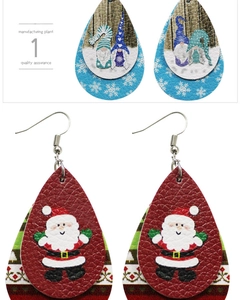 Détail des boucles d'oreilles festives de Noël en similicuir en forme de larme avec Père Noël
