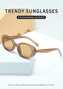 Makroaufnahme der bernsteinfarbenen Sonnenbrille mit goldenen Sternlogos am Bügel
