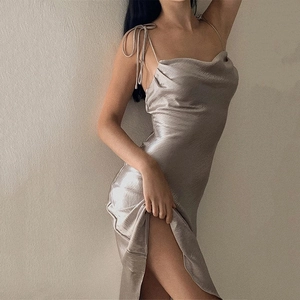 Robe longue en satin de soie gris argenté avec dos nu et fente latérale élégante
