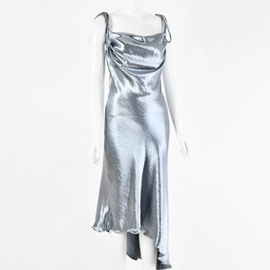 Détail d'une robe nuisette argentée métallisée avec col bénitier et ourlet asymétrique