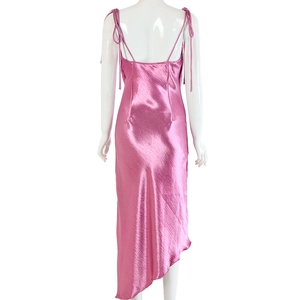 Détail de la robe en satin rose montrant le dos nu et les bretelles réglables