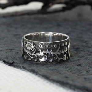 Anello largo in argento ossidato retrò con incisioni dettagliate di sole e luna