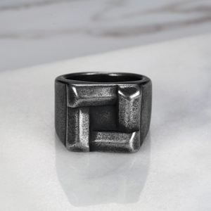 Anello da uomo quadrato retrò in argento antico con trama metallica spazzolata e grezza