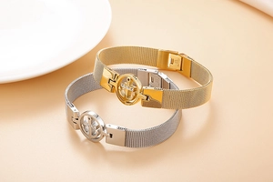 Détail de bracelets en maille acier inoxydable doré et argenté avec charms ancre et cristaux