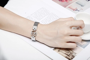 Vue détaillée du bracelet en maille argentée avec breloque ancre et micro-zircon