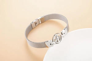 Détail du bracelet en maille d'acier argenté avec un motif de breloque ancre marine