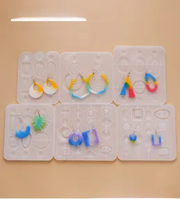 Dettaglio di stampi in silicone geometrici per orecchini in resina fai-da-te in varie forme