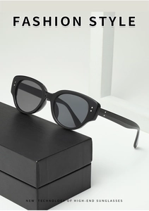 Détail de lunettes de soleil œil-de-chat Y2K noires avec clous en métal argenté