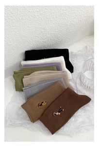 Detailansicht der bunten Baumwollstricksocken mit niedlicher Cartoon-Stickerei am Bund