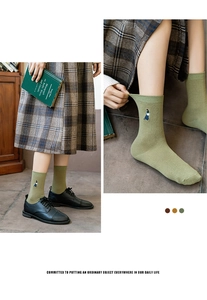 Detailansicht olivgrüner Baumwollsocken mit süßer Stickerei und feiner Strickstruktur