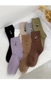 Detailansicht gerippter Baumwollsocken mit Stickerei und weicher Strickstruktur