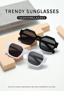 Gros plan sur des lunettes de soleil hexagonales tendance en noir et blanc