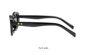 Nahaufnahme der schwarzen ovalen Sonnenbrille mit goldenen Sternnieten am Bügel