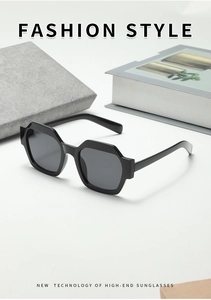 Vue détaillée de lunettes de soleil hexagonales noires géométriques sur fond minimaliste