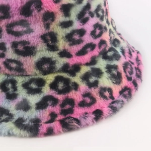 Cappello a secchiello in ecopelliccia leopardata colorata con morbida texture invernale