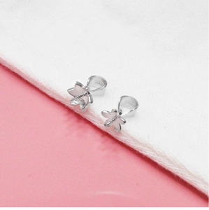 Macro detail of S925 sterling silver flower-shaped pinch bails for DIY pearl pendants