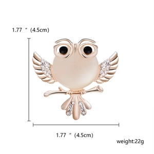 Détail de la broche hibou en or rose avec pierres d'opale et dimensions précises