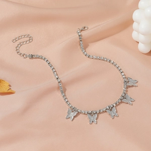 Collier pompon papillon argenté avec chaîne en strass sur fond de soie rose