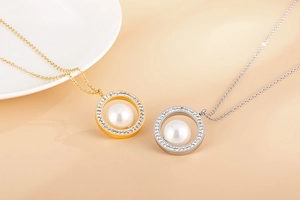 Détail de colliers circulaires dorés et argentés avec diamants et perles élégantes
