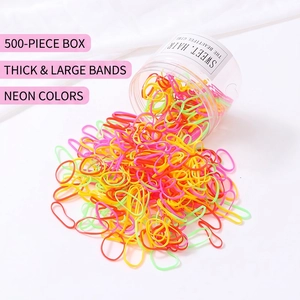 Détail de 500 élastiques à cheveux fluorescents épais dans un pot de rangement clair