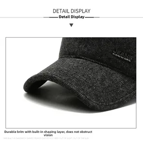 Dettaglio cappello invernale in tweed con visiera rinforzata e fodera calda da uomo