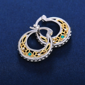 Pendientes de media luna bicolor estilo étnico con gema verde esmeralda y circonitas