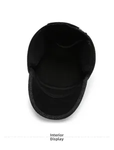 Dettaglio del cappello invernale con fodera interna spessa e paraorecchie pieghevoli