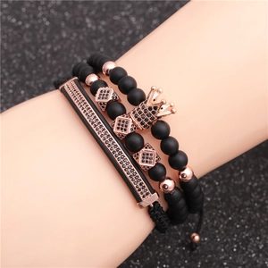 Detail von 6mm matten schwarzen Steinperlen und Roségold-Metallstab im Armband-Set