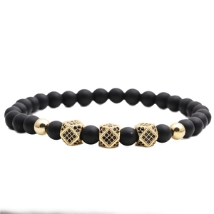 Detail von 6mm matten schwarzen Steinperlen und goldenen Distanzperlen auf Kronenarmband