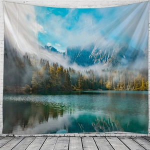 Tapisserie paysage abstrait avec lac de montagne majestueux et forêt de pins