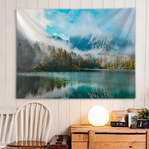 Détail d'une tapisserie paysage abstrait montrant montagnes et forêt brumeuse