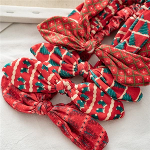 Détails des bandeaux de Noël en velours à oreilles de lapin avec motifs écossais et sapins