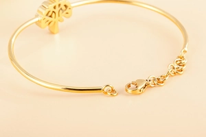 Détail du bracelet arbre de vie doré ajustable avec fermoir homard et chaîne d'extension