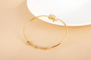Vue macro détaillée du pendentif arbre de vie doré et de la chaîne réglable sur le bracelet