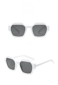 Vues de face et de côté de lunettes de soleil polygonales blanches à verres gris