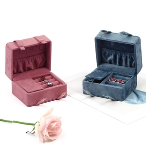Tragbare Schmuckschatulle aus Samt in Rosa und Blau mit Ring- und Ohrringschlitzen