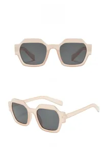 Vues détaillées avant et latérales de lunettes de soleil roses avec verres gris