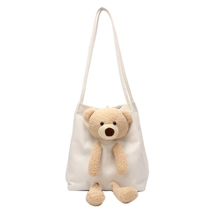 Sac fourre-tout chic en toile crème avec un ours en peluche 3D sur fond blanc épuré