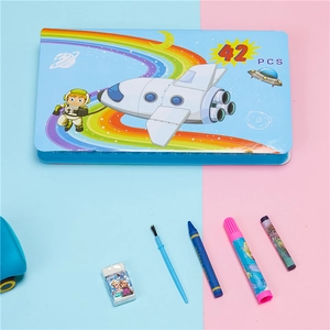 Dettaglio del set da disegno blu da 42 pezzi con pastelli e pennelli per bambini