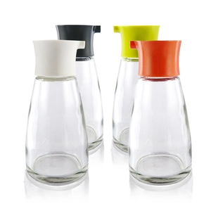 Lot de quatre huiliers et vinaigriers en verre avec bouchons colorés et bec verseur