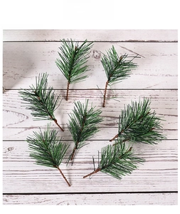 Vista dettagliata di 7 aghi di pino verde artificiale per decorazioni natalizie fai da te.