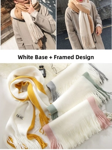 Détail de l'écharpe en tricot à franges avec bordures colorées et étiquette PJN.ARC