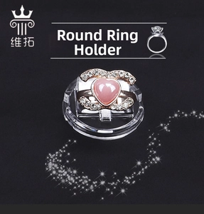Dettaglio anello con pietra a cuore rosa e accenti di cristallo su espositore gioielli