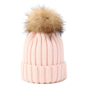 Gorro de punto acanalado rosa pálido para mujer con pompón grande de piel natural